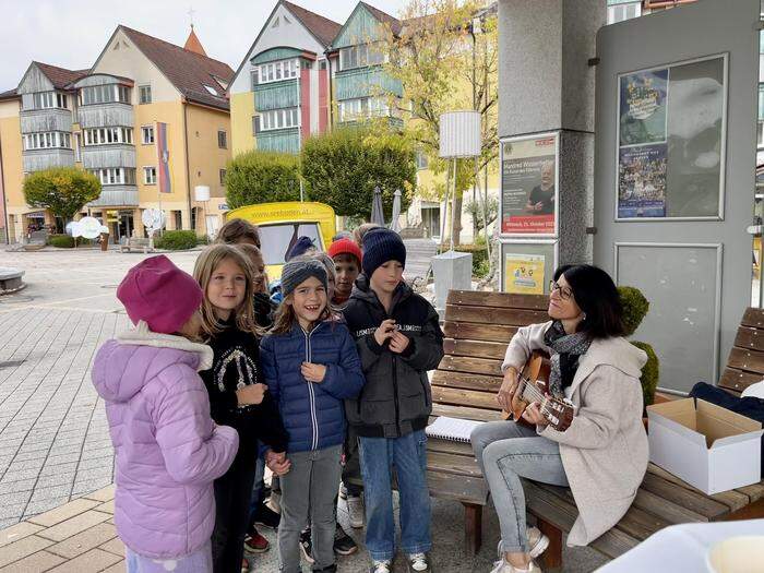 Die Volksschule Seeboden bedankte sich bei den Polizisten für die Zusammenarbeit mit einem Lied