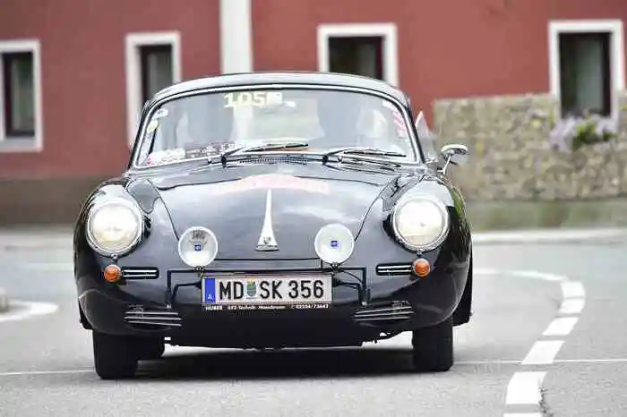 Platz vier halten Sebastian Klackl und Martin Schuster im Porsche 356 B.
