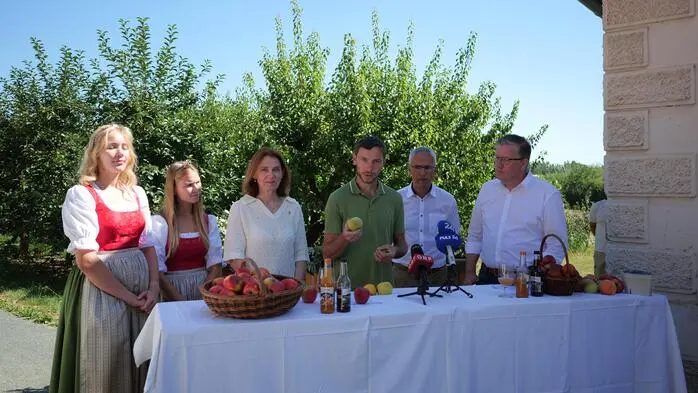 Apfel- und Obstbauer Josef Singer (Mitte) hob die Bedeutung heimisch produzierter Äpfel hervor, flankiert von Agrarlandesrätin Schmiedtbauer, Landwirtschaftskammerpräsident Steinegger (rechts), dem Obmann der steirischen und österreichischen Obstbauern, Manfred Kohlfürst (2.v.r.) und den beiden Obsthoheiten Hannah Schöninger(2.v.l.)  und Katharina Nestelberger (links)