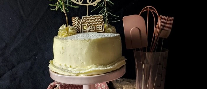 Die Weihnachtstorte sieht mit der Deko wie eine Winterlandschaft aus