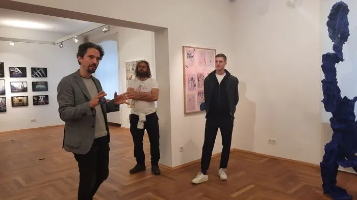 Kurator Roman Grabner, Karl Karner und Gregor Schlierenzauer im Gerberhaus in Fehring