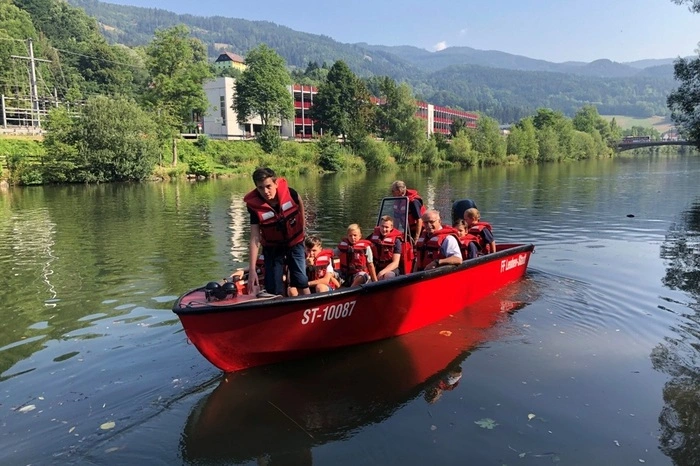 Am Abend ging ein weiterer Alarm ein. Dabei wurde ein Verkehrsunfall mit einer eingeklemmten Person im PKW und einer weiteren Person unter dem Fahrzeug simuliert.Der Pkw musste stabilisiert und der Brandschutz aufgebaut werden. Mit den hydraulischen Rettungsgeräten und Hebekissen wurden die verunfallten Personen gerettet.  