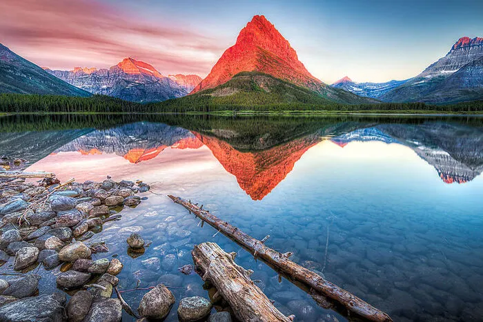 Im Hochgebirge der Rocky Mountains liegt der Glacier-Nationalpark im US-Bundesstaat Montana. Reservierungen sind von Mai bis Oktober notwendig, um die sensiblen Ökosysteme möglichst wenig zu stören.