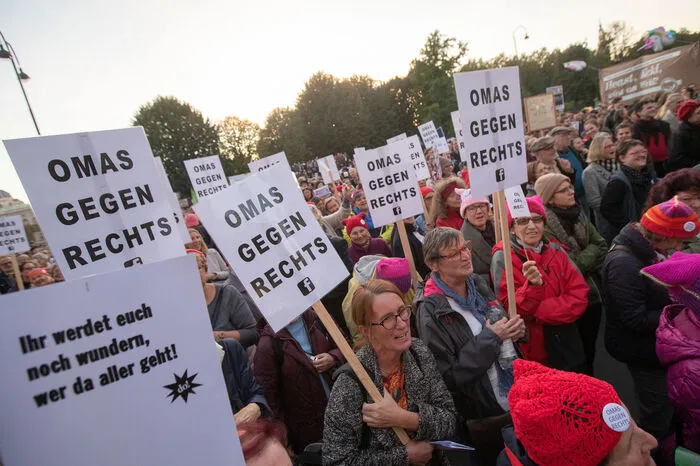 Die "Omas gegen rechts" sehen "faschistische Kräfte" in Österreich am Werk.