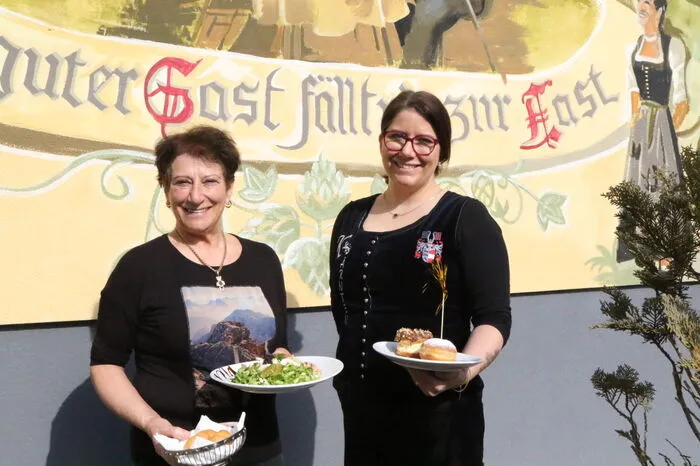 Noch bis zum Aschermittwoch tischen die beiden Wirtinnen Sabrina Pappler und Karoline Haberl (von rechts) unter anderen köstliche Fleischnudeln und Heringsalat auf. 