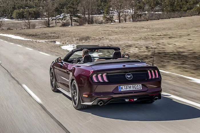 So viel zu den Äußerlichkeiten, jetzt hinein in die Technik: Der fünf Liter große V8 des Top-Modells wurde in die Kraftkammer geschickt und hat sich nunmehr 450 PS antrainiert (bisher 421 PS). Er schickt ein bäriges Drehmoment von 529 Newtonmetern an die Hinterräder. Der Achtzylinder kommt im Normdurchschnitt mit 12,1 Liter auf 100 Kilometer (270 g CO2/km) davon.