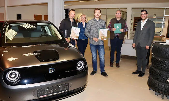 Alexander Reichart vom Autohaus König mit Florian Ferl, Anita und Otto König sowie Ausbilder Stefan Rosenberger 
