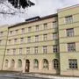 Ein mehrstöckiges Gebäude mit grüner Fassade