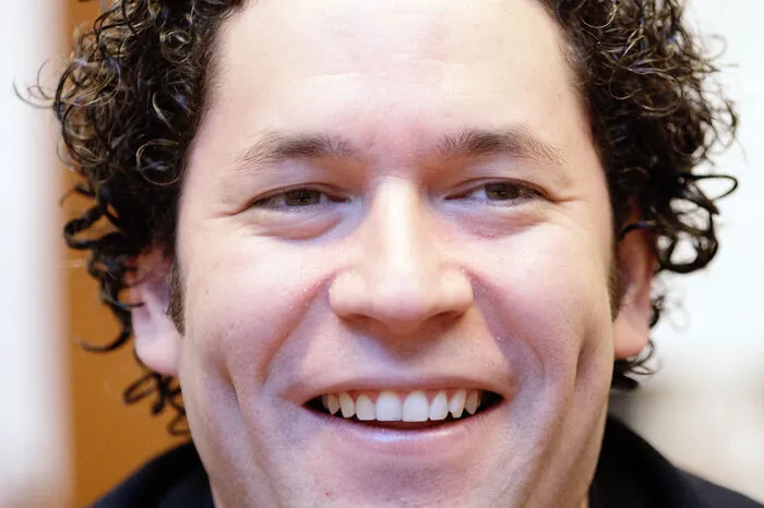 Diese Chance reichte er weiter: Seine Karriere startete er als Anführer einer Horde ungestümer Jugendlicher, die der Klassikwelt im Simon Bolivar Orchestra zeigten, was es heißt, mit einer Menge lauter Instrumente ungehemmte Freude an der Musik zu haben.