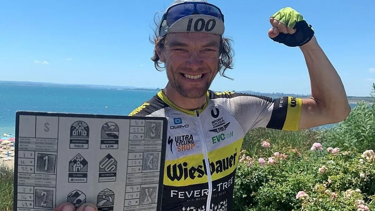 Christoph Strasser mit den Stempeln aller Checkpoints