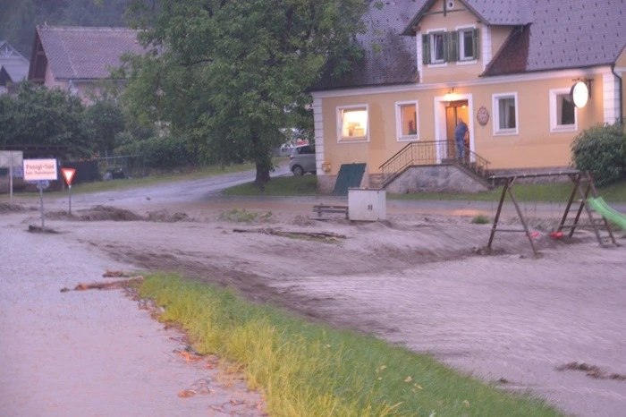 Zwischen Thannhausen und Weiz trat der Poniglbach übre die Ufer und überflutete weite Gebiete.