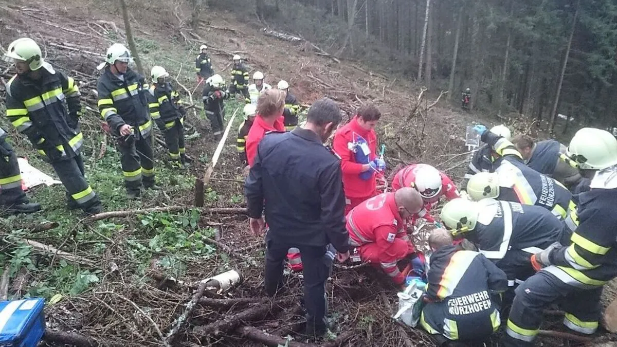 Viele Einsatzkräfte waren im  Einsatz, um den Forstarbeiter zu versorgen