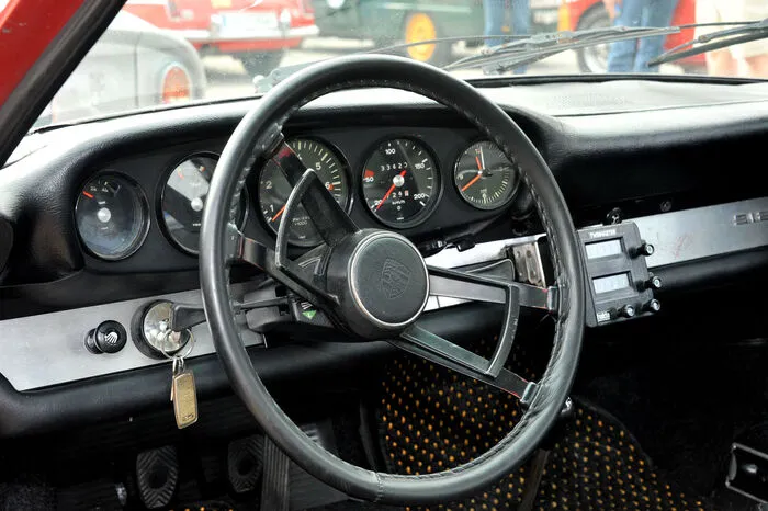 Schnörkellose analoge Technik im Porsche 912
