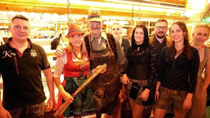 Christine und Rudi Nussbaumer (Zweite und Dritter von links) luden zum 25. Mal zum Wildererball