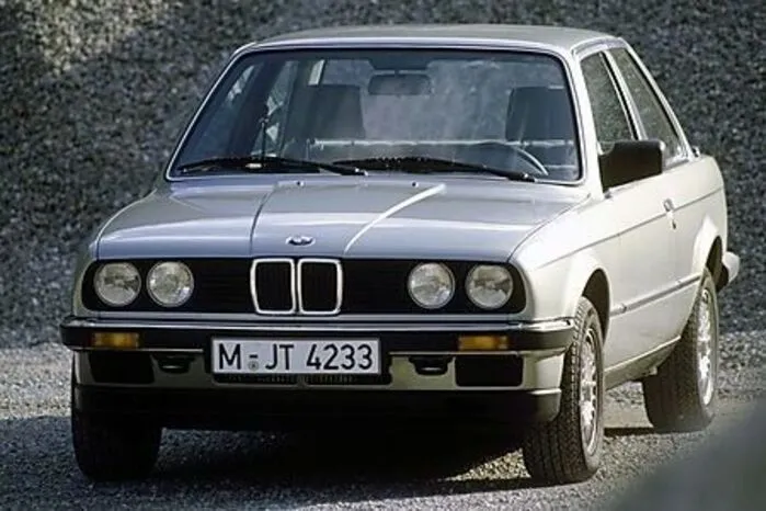 Natürlich etwas größer als der Vorgänger, aber auch nach heutigen Begriffen noch das, was man als einen typischen BMW bezeichnen darf: drahtig und agil, eitlos und elegant gezeichnet. Und einfach unglaublich toll zu fahren. Ja, natürlich waren die anderen Mittelklasselimousinen praktischer, boten einen größeren Kofferraum und waren mitunter auch noch günstiger. Aber diese Lenkung! Dieses Fahrwerk! Und erst diese seidigen Sechszylinder, der E30 war ein Jahrhundertwurf. Die zweite Generation des 3ers definierte die Freude am Fahren.