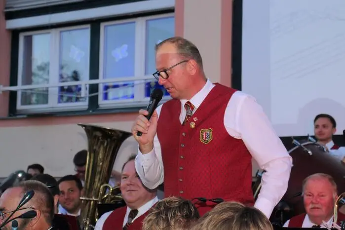 Nach der Begrüßung durch Obmann Johannes Strommer wurden die Gäste bei sommerlichen Temperaturen und strahlend blauem Himmel mit Highlights aus Das Phantom der Oper, The Lion King, The Last Flight und weltbekannten Hits aus den 80ern beim Open-Air-Konzert verwöhnt.