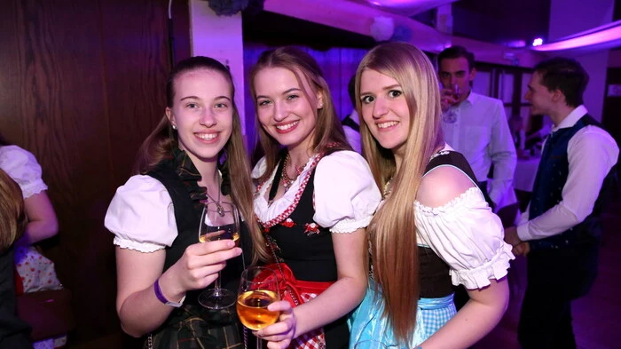 „Tracht meets Frack“ – so lautete am Samstag das Motto der Ballnacht, zu der die „Alternative für Liebenfels“ in den örtlichen Kultursaal geladen hatte. 