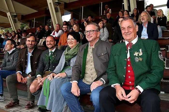 Unter den Gästen waren auch der Landesobmann und Präsident des Österreichischen Blasmusikverbandes Erich Riegler, die Landtagsabgeordneten Stefan Resch und Klaudia Stroißnig, Bürgermeister Helmut Linhart und Gestütsleiter Erwin Movia. Auch zahlreiche Bürgermeister der teilnehmenden Blaskapellen drückten ihren Blaskapellen die Daumen.