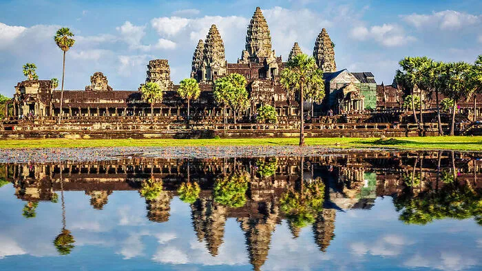 Angkor Wat. Die gigantische Tempelanlage ist das beliebteste Reiseziel in Kambodscha und zerbröckelt zusehends unter dem Ansturm von rund zwei Millionen Touristen pro Jahr.