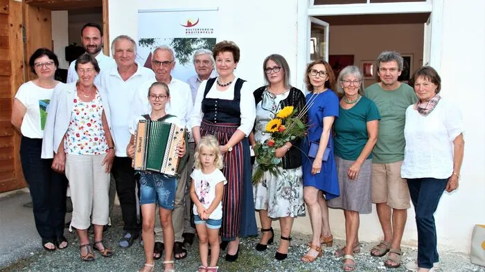 Obfrau Maria Kropf mit Maria Justine Gross und Künstler.