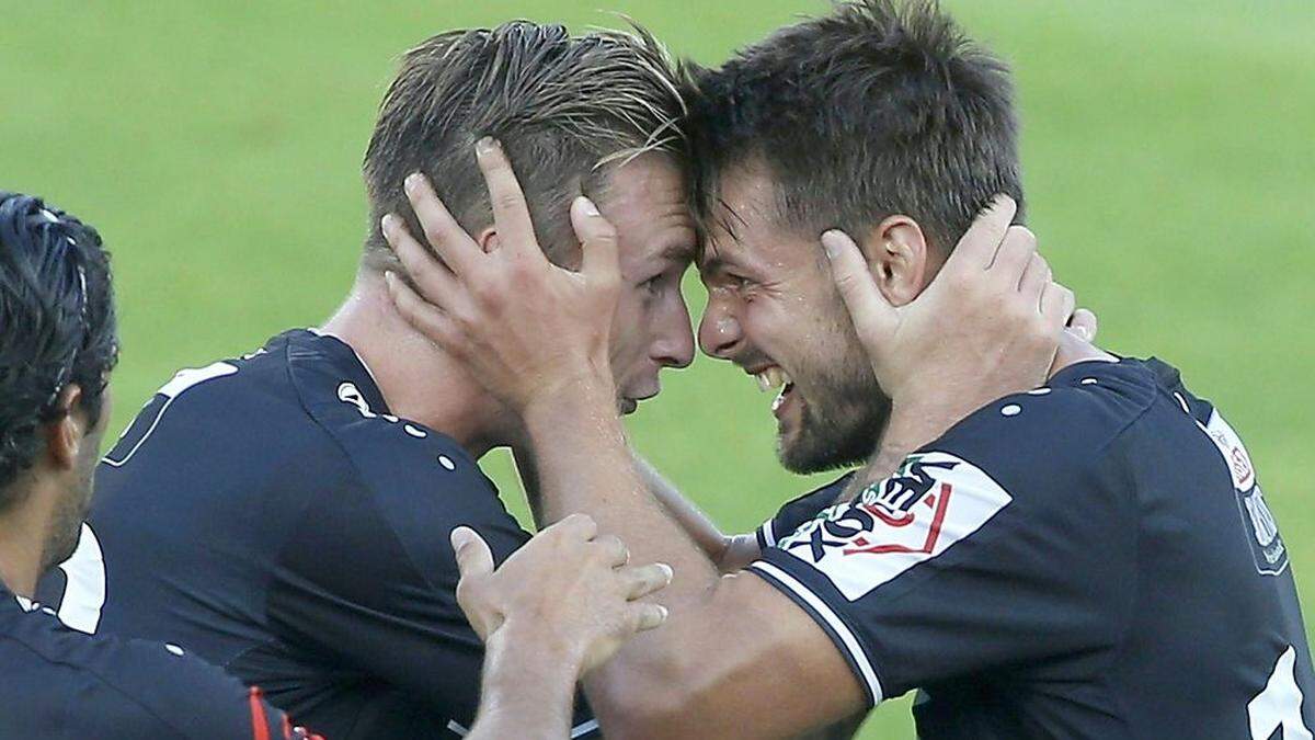 Michael Sollbauer (l., mit Prosenik) freut sich auf sein 150. Bundesliga-Match 