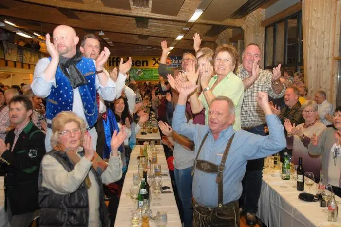 Im Zuge dieser gutbesuchten Veranstaltung wurde auch der 70. Geburtstag von Musikant Hans Pfeifer von der Zellermusi gefeiert. Außerdem stellten sich neben den zahlreichen Fans, wie die „Mariazellgeher" unter Promotor Karl Allmer, auch die Freiwillige Feuerwehr Rohrbach am Kulm unter Hauptbrandinspektor Walter Kahlbacher als Gratulanten bei der "Zellermusi" mit Ehrengeschenken ein.