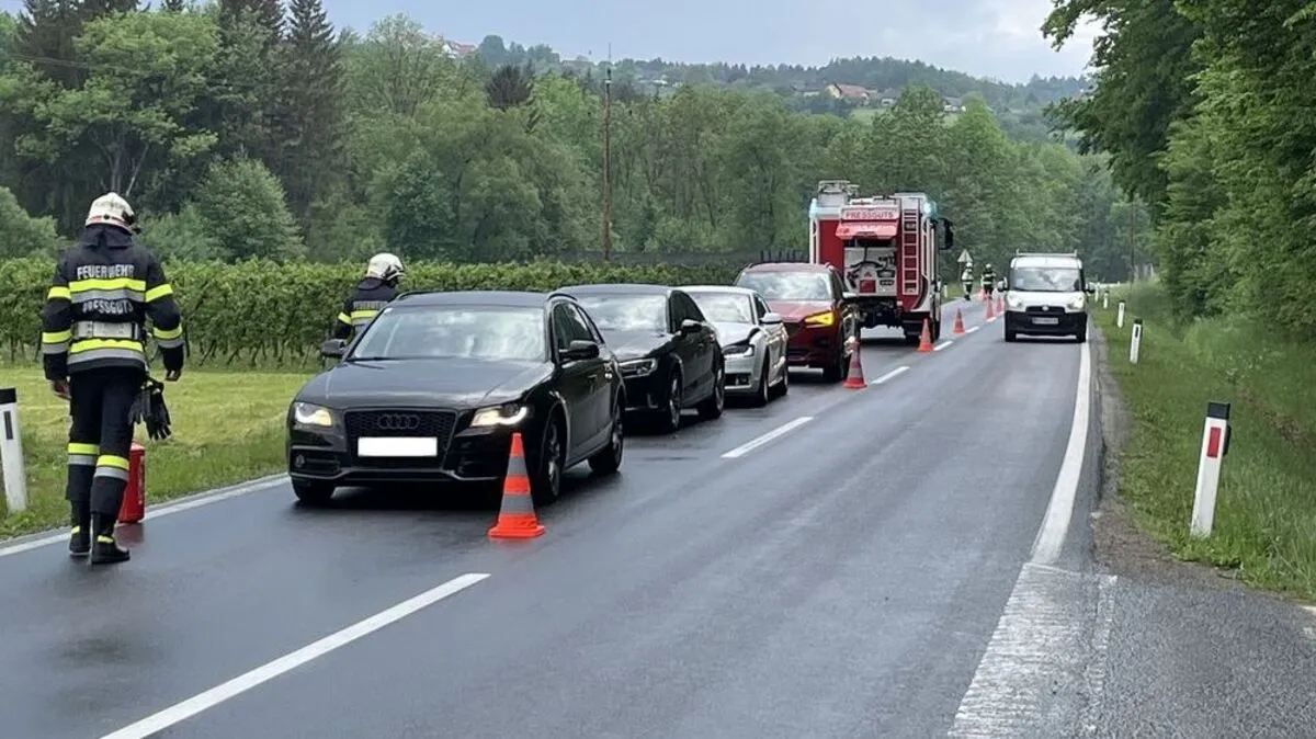 Bei einem Auffahrunfall in Rollsdorf wurde eine Person unbestimmten Grades verletzt
