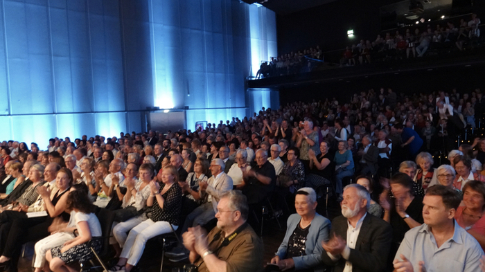 Begeistert klatschen die Konzertbesucher zu den Klängen des AIMS Festival Orchestra im ausverkauften Kunsthaussaal.