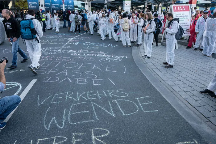 An beiden Orten sei Besuchern der Zugang zur Messe versperrt, erklärte das Klima-Bündnis "Sand im Getriebe".