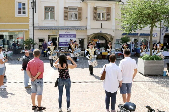Anlässlich der Veranstaltungsreihe „Lust auf Innenstadt“ legte am Samstag das 1. Kärntner Trommlerkorps einen Zwischenstopp am Hauptplatz ein. 