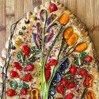 Bunt und essbar: Gartenbilder aus Gemüse auf duftender Focaccia