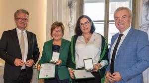 Landeshauptmann Christopher Drexler (l.) und Anton Lang (r.) mit Roswitha Fraiss (2. v. l.) und Ruth Mayer, die das Goldene Ehrenzeichen des Landes Steiermark überreicht bekamen