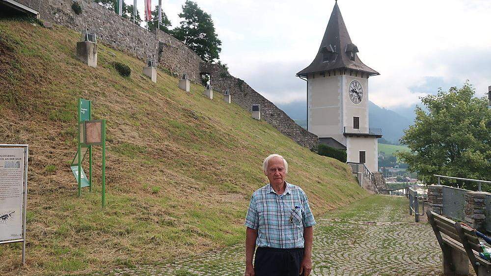 Stadtführer Gerd Prach vor dem Uhrturm auf dem Brucker Schlossberg