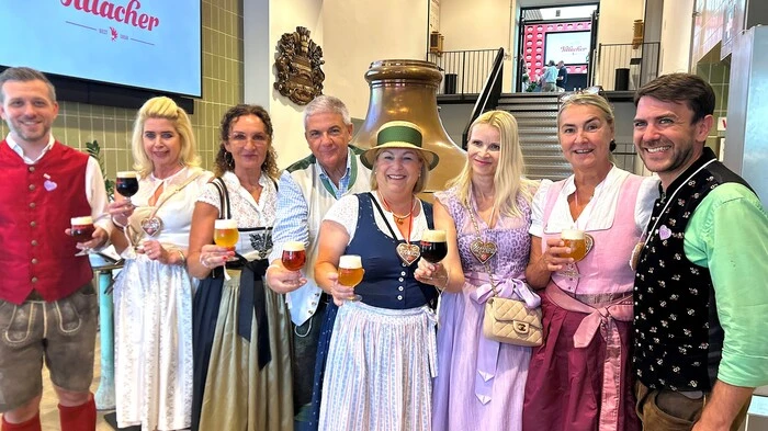 „Craftvoll“-Chef Michael Pötscher, Karin Huber, Elisabeth Strasser, Fest-Organisator Gerhard Leitner, Petra Krämmer, Ivana Huber, Brigitte Heider, Braumeister Lukas Scharf (von links).