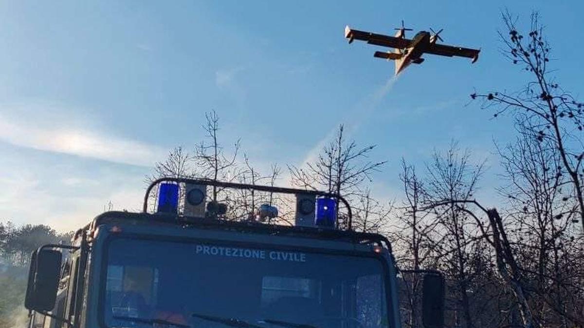 Canadair-Löschflugzeuge kämpfen gegen die Flammen, das Wasser dafür wollen sie aus dem Weißensee aufnehmen