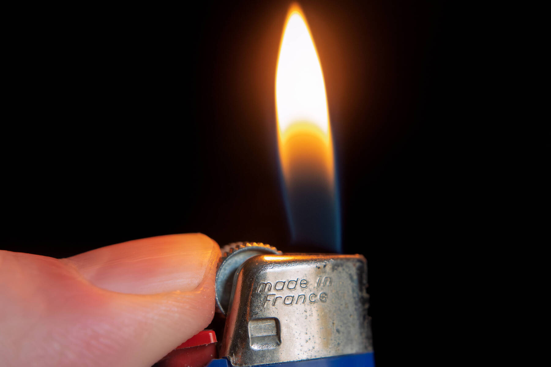 Kind (5) spielt mit Feuerzeug, plötzlich brennt sein T-Shirt