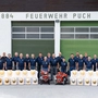 Man sieht etliche Feuerwehrleute mit Auszeichnungen