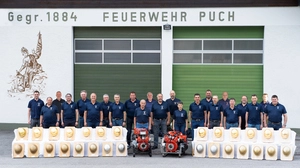 Man sieht etliche Feuerwehrleute mit Auszeichnungen