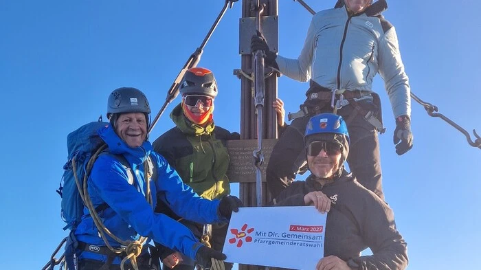 Die Kärntner Seilschaft mit Max Fritz und Bischofsvikar Engelbert Guggenberger nahm das Wahlplakat mit auf den Großglockner