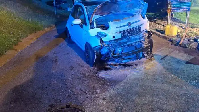 Das Fahrzeug wurde von der Feuerwehr geborgen