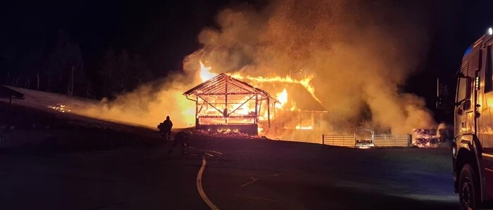 Als die Feuerwehren am Einsatzort eintrafen, stand das Gebäude bereits in Vollbrand