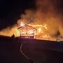 Als die Feuerwehren am Einsatzort eintrafen, stand das Gebäude bereits in Vollbrand