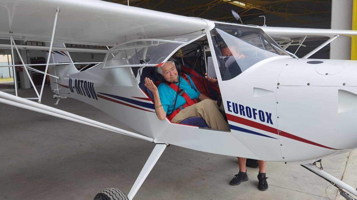 Die 86-Jährige sichtlich überrascht vor dem Abheben  im Ultraleichtflugzeug