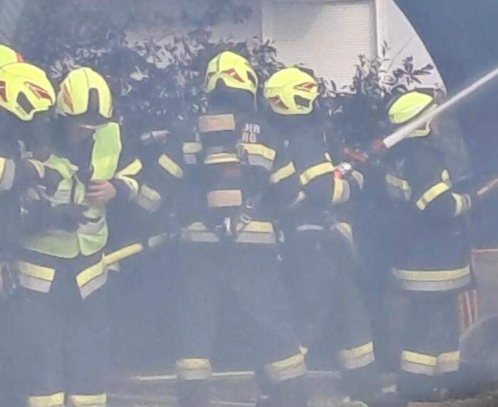 „Als wir vor Ort eingetroffen sind, stand das Gebäude bereits in Vollbrand,“ heißt es von der Feuerwehr