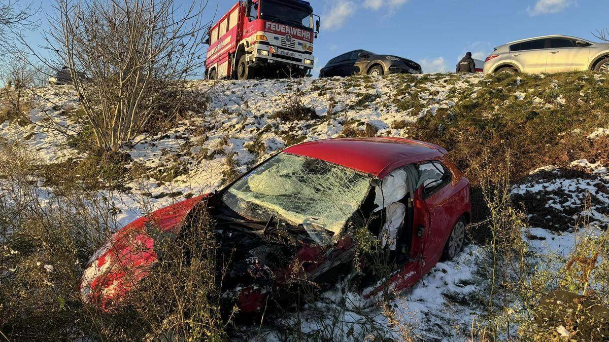 Beide Unfallautos wurden schwer beschädigt, zwei Unfallbeteiligte sollen in Lebensgefahr schweben