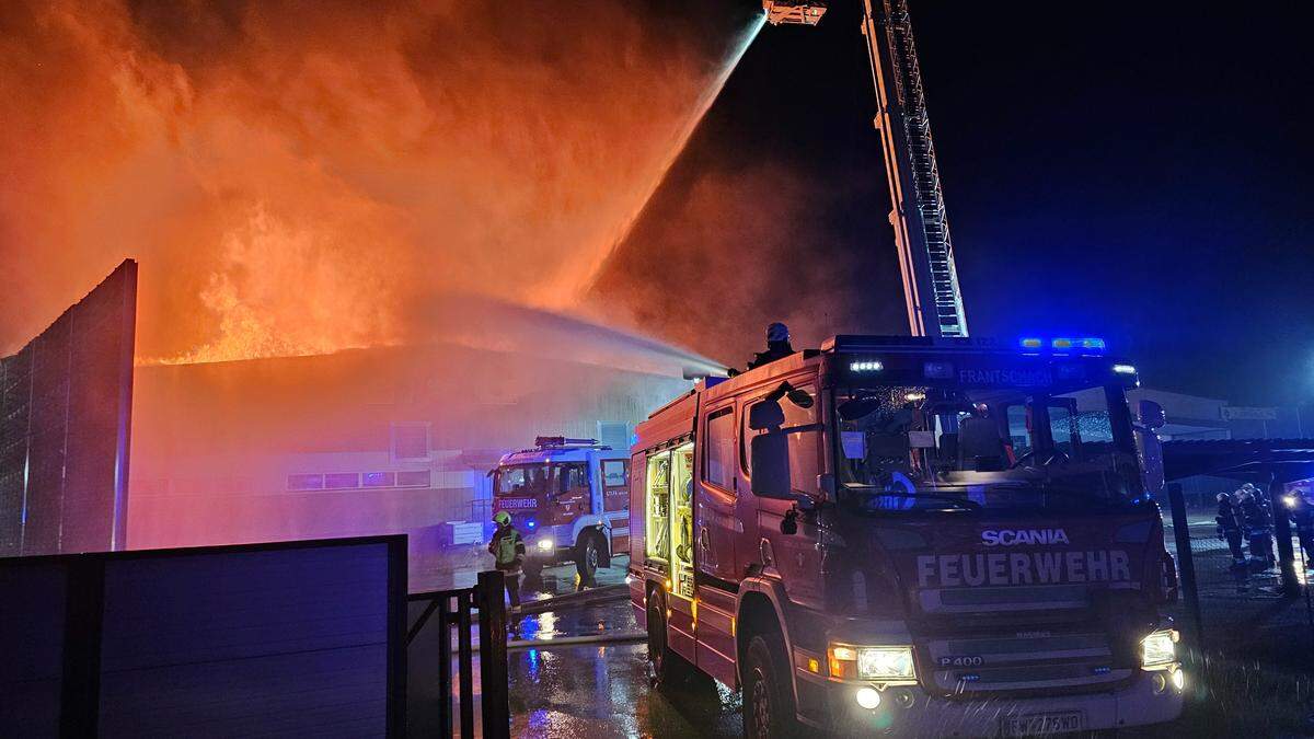 Zwölf Feuerwehren sind im Einsatz