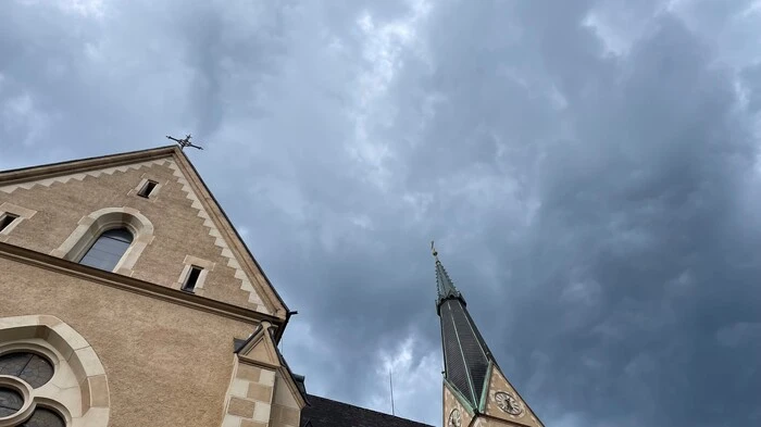 Dunkle Wolken zogen kurz nach 17.30 Uhr über dem Festgelände in Villach auf