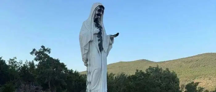 Graffitis auf einer der Marienstatuen
