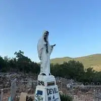 Graffitis auf einer der Marienstatuen 