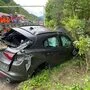 Unfallauto neben der Autobahn | Der Pkw schlitterte über die Fahrbahn hinaus, überschlug sich und landete stark beschädigt auf den Reifen